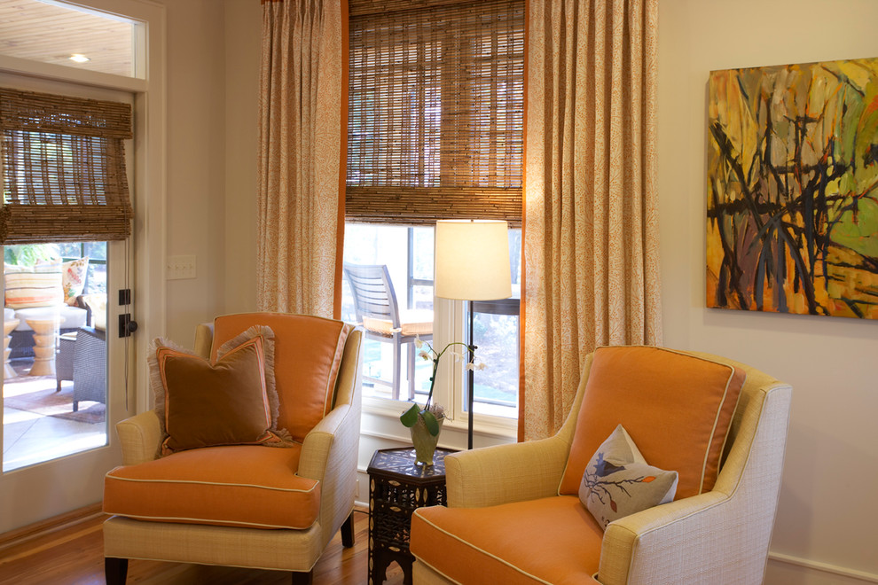 Пример оригинального дизайна: открытая гостиная комната в классическом стиле с светлым паркетным полом