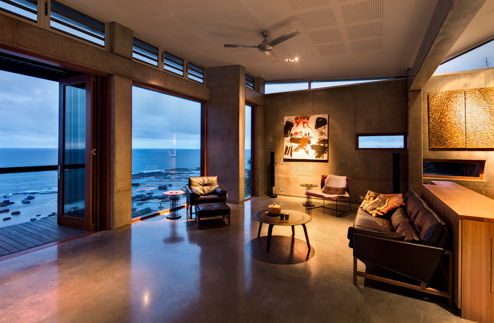 Offenes Modernes Wohnzimmer mit Betonboden in Sydney