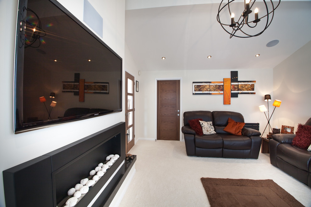 Foto di un soggiorno moderno di medie dimensioni e chiuso con pareti beige, moquette e TV a parete
