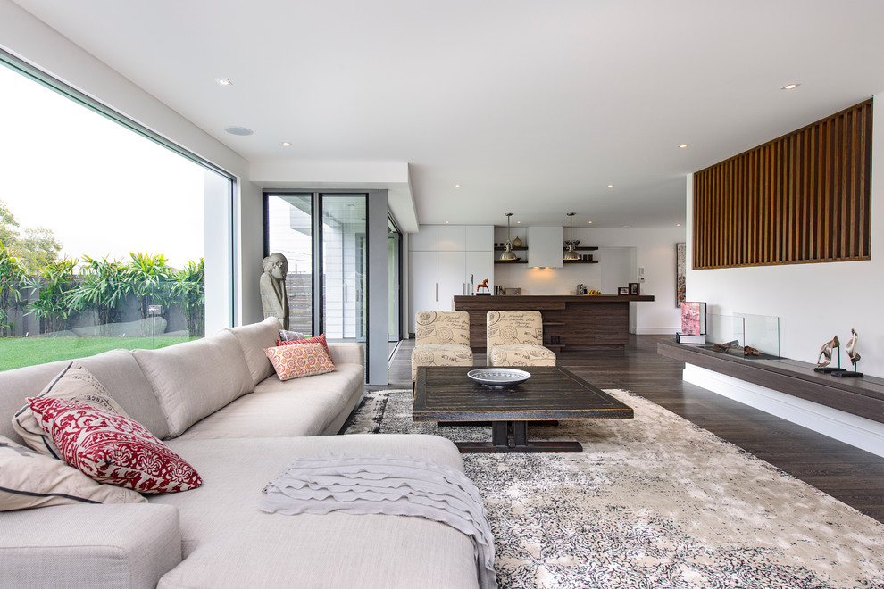 Immagine di un soggiorno design aperto con pareti bianche e tappeto