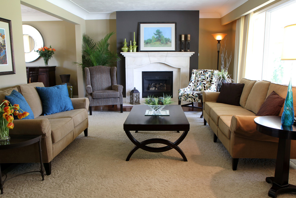 Immagine di un soggiorno classico con pareti beige, moquette e camino classico