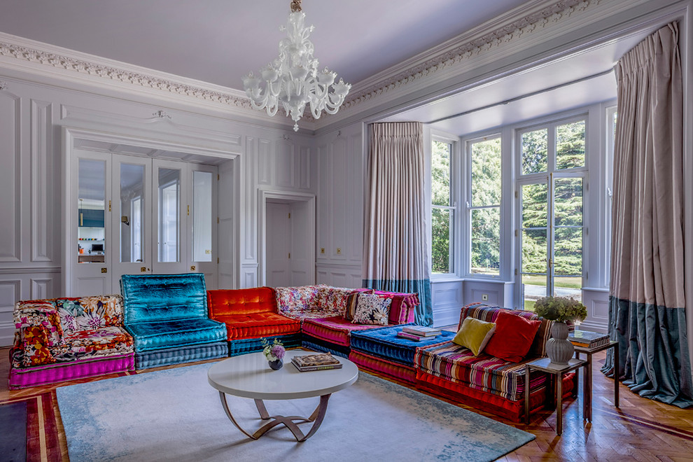 Repräsentatives, Offenes Klassisches Wohnzimmer ohne Kamin mit weißer Wandfarbe und braunem Holzboden in Dublin