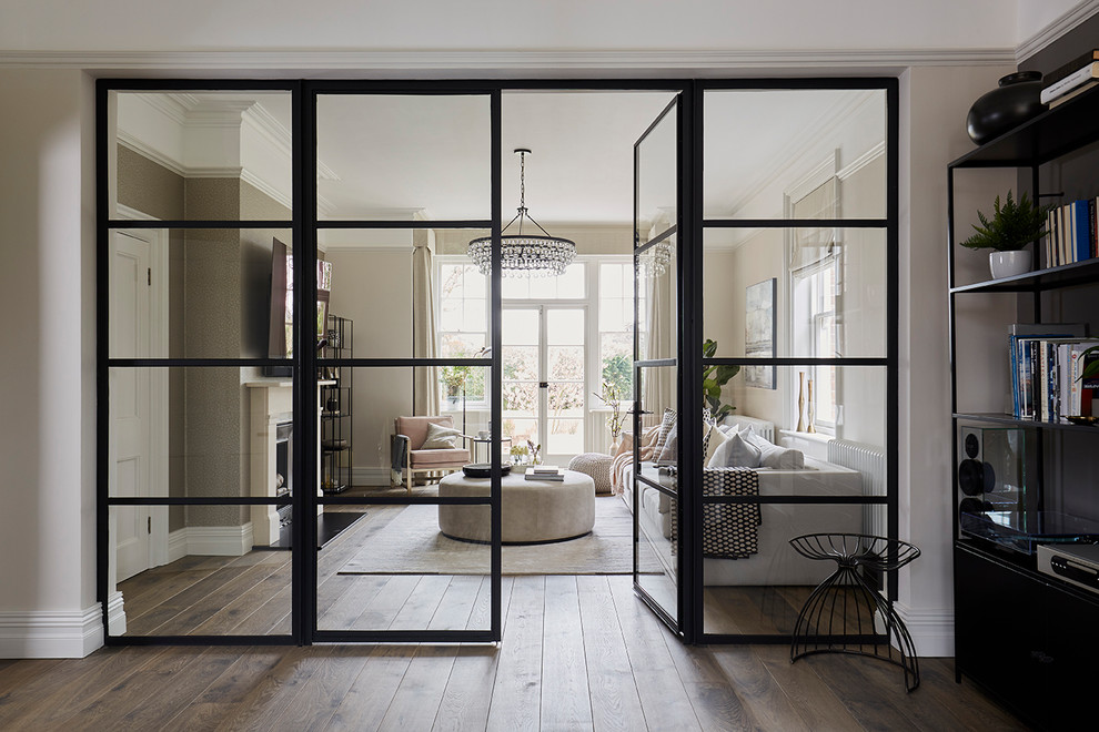 Idee per un soggiorno classico di medie dimensioni con pareti marroni, pavimento in legno massello medio e pavimento marrone