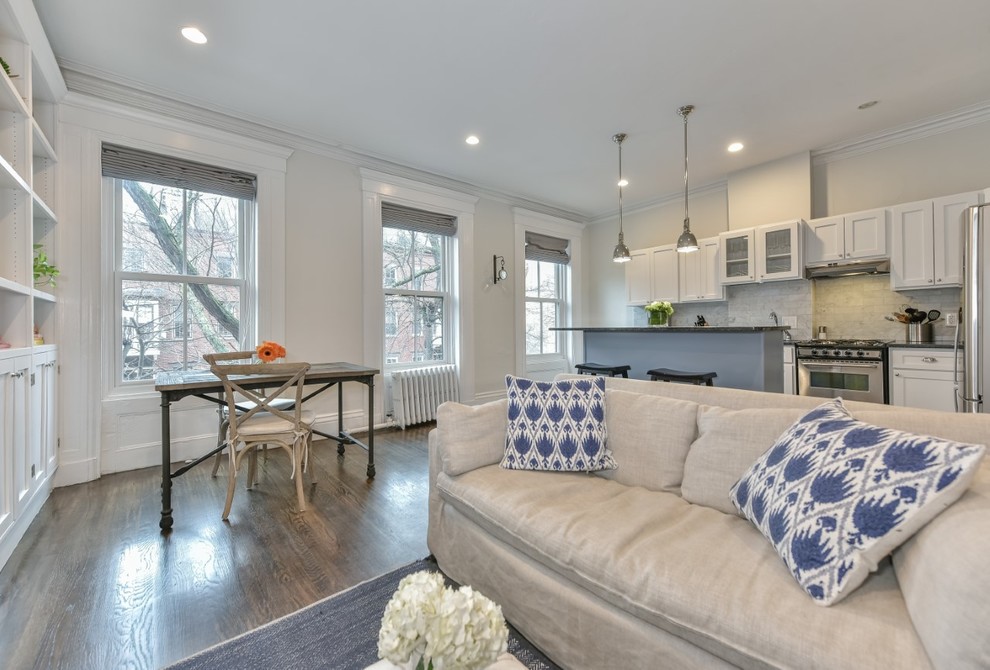 Kleines, Offenes Klassisches Wohnzimmer ohne Kamin mit grauer Wandfarbe, dunklem Holzboden, freistehendem TV und braunem Boden in Boston