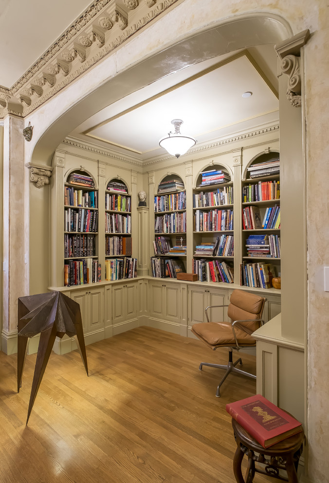 Foto di un soggiorno boho chic aperto con libreria e pavimento in legno massello medio