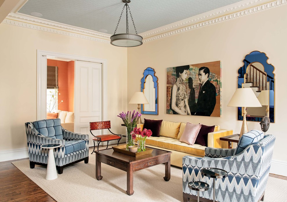 Imagen de salón para visitas cerrado tradicional renovado de tamaño medio sin chimenea y televisor con paredes beige y suelo de madera en tonos medios