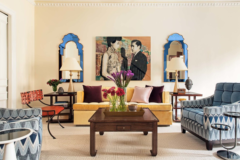 Imagen de salón para visitas cerrado clásico renovado de tamaño medio sin chimenea y televisor con paredes beige y suelo de madera en tonos medios