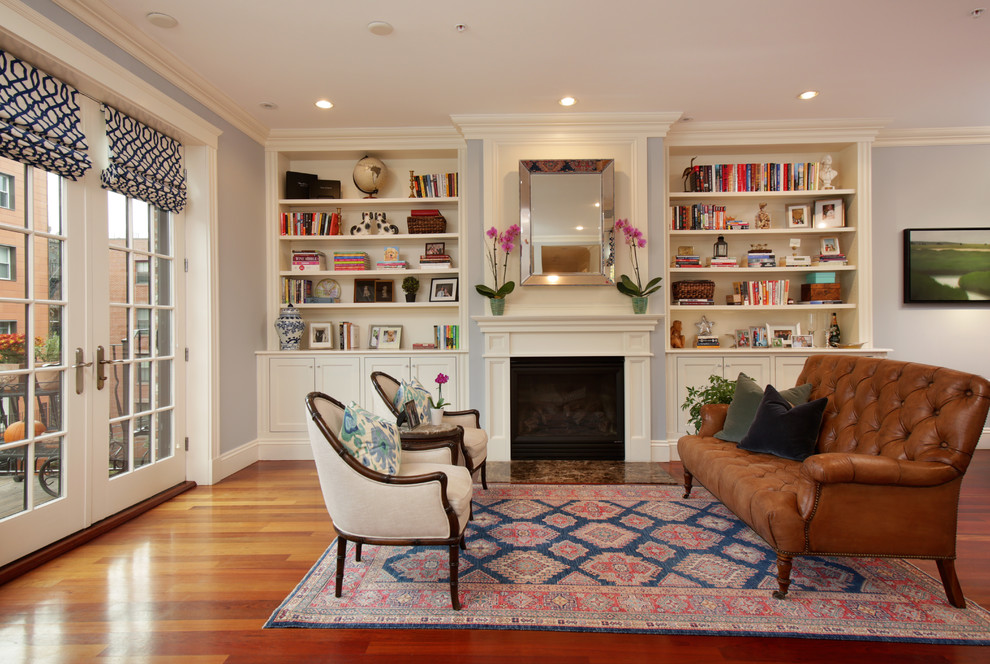 Mittelgroßes, Offenes Klassisches Wohnzimmer mit blauer Wandfarbe, braunem Holzboden und Kamin in Boston