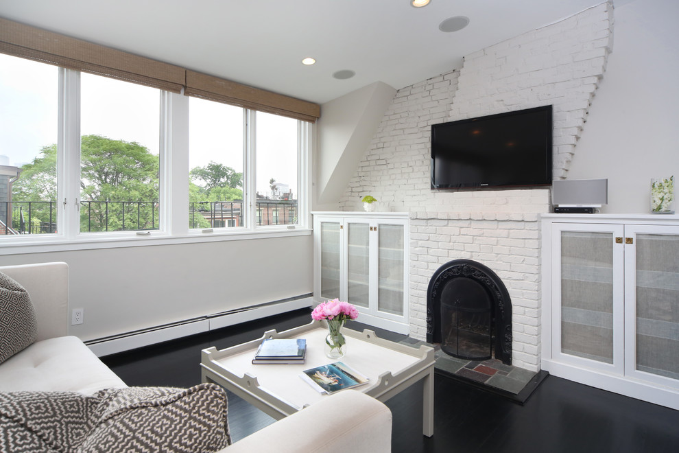 Imagen de salón abierto contemporáneo pequeño con paredes blancas, suelo de madera oscura, todas las chimeneas, marco de chimenea de piedra y televisor colgado en la pared