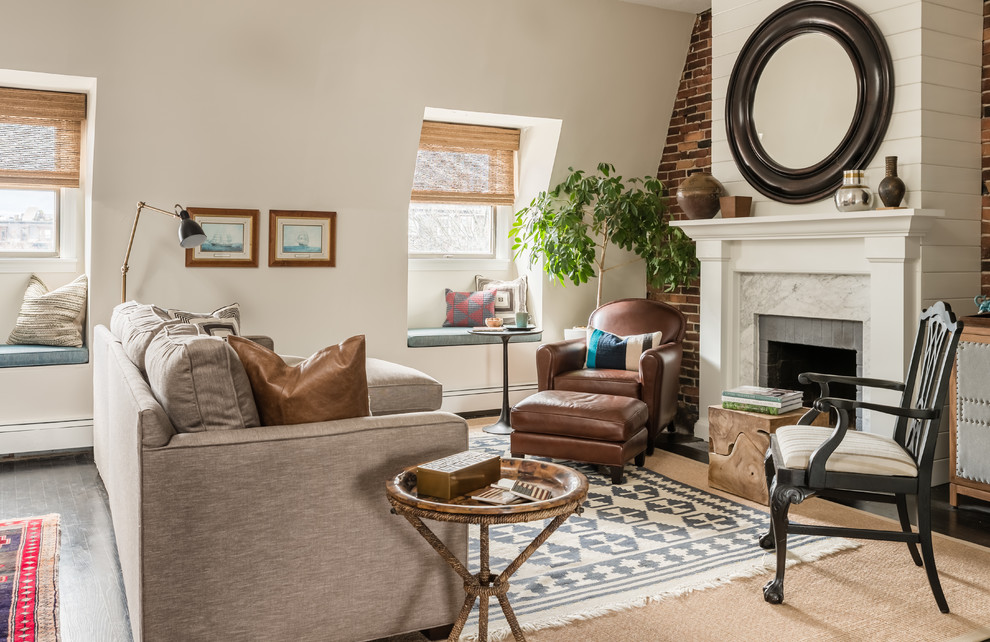 Foto di un soggiorno classico con pareti beige, parquet scuro e camino classico