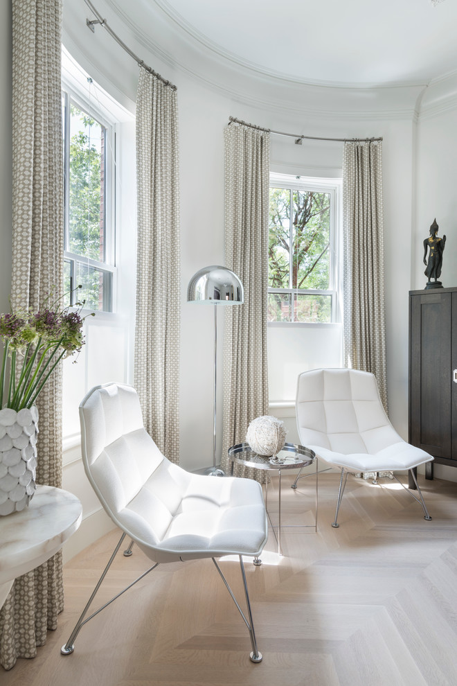 Immagine di un soggiorno boho chic aperto con sala formale, pareti bianche, parquet chiaro e TV nascosta