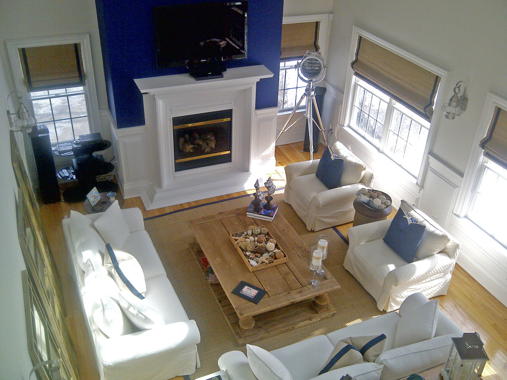 Großes, Offenes Maritimes Wohnzimmer mit beiger Wandfarbe, braunem Holzboden und Kamin in New York