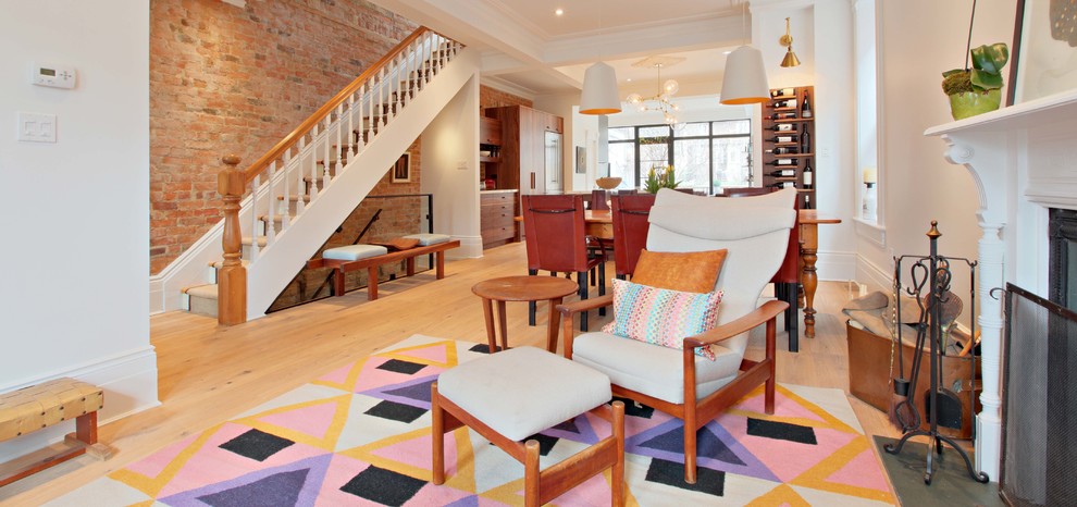 Inspiration pour un grand salon vintage ouvert avec une salle de réception, un mur multicolore, parquet clair, une cheminée standard et un manteau de cheminée en bois.