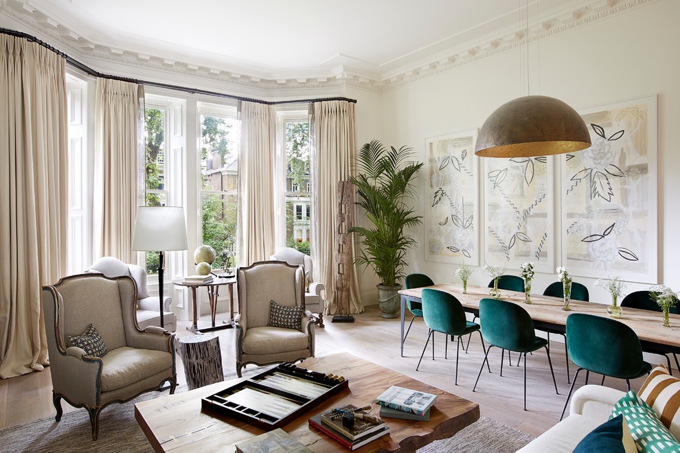 Repräsentatives, Offenes Klassisches Wohnzimmer mit beiger Wandfarbe in London