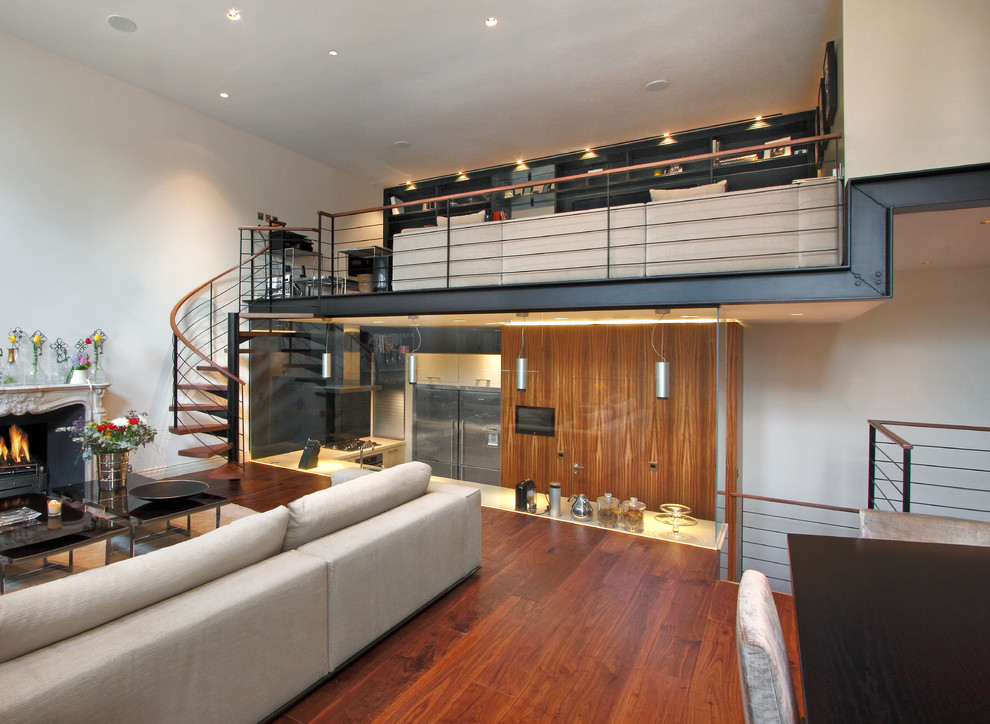 Repräsentatives Modernes Wohnzimmer mit weißer Wandfarbe, braunem Holzboden und Kamin in London