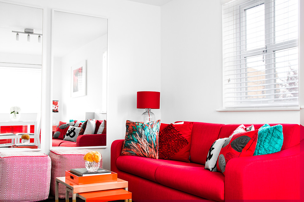 ロンドンにあるコンテンポラリースタイルのおしゃれなリビング (赤いソファ) の写真