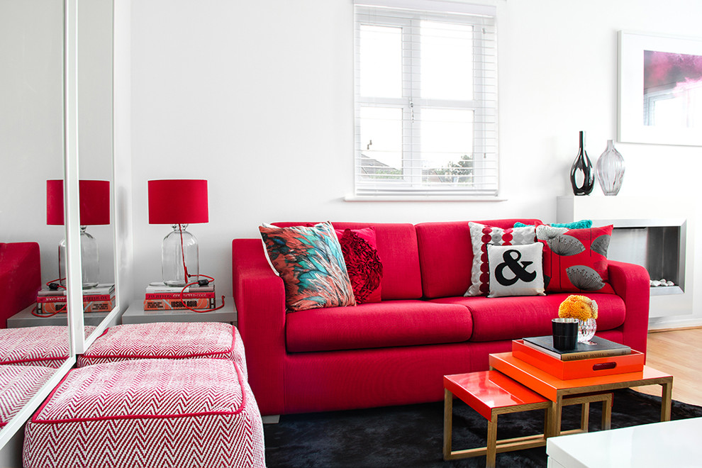 ロンドンにある小さなコンテンポラリースタイルのおしゃれなリビング (赤いソファ) の写真