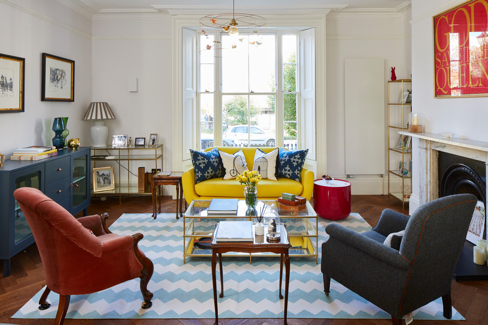 Foto di un grande soggiorno vittoriano chiuso con pareti blu, pavimento in legno massello medio, cornice del camino in pietra e pavimento marrone