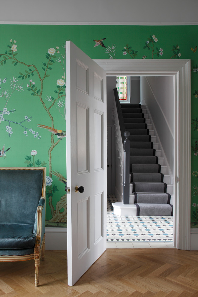 Großes, Repräsentatives, Fernseherloses, Offenes Klassisches Wohnzimmer mit grüner Wandfarbe, braunem Holzboden, Kamin und Kaminumrandung aus Stein in London
