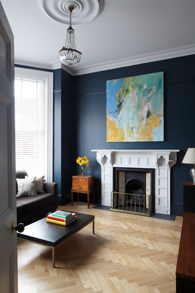 Großes, Repräsentatives, Fernseherloses, Offenes Klassisches Wohnzimmer mit blauer Wandfarbe, braunem Holzboden, Kamin und Kaminumrandung aus Stein in London