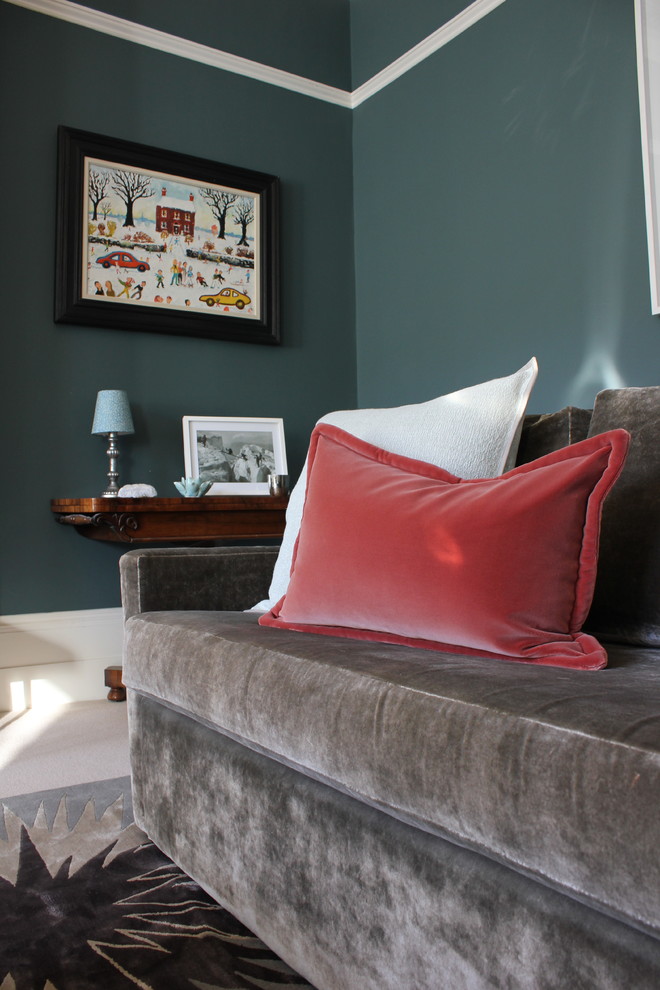 Foto di un soggiorno vittoriano con pareti blu, moquette e pavimento beige