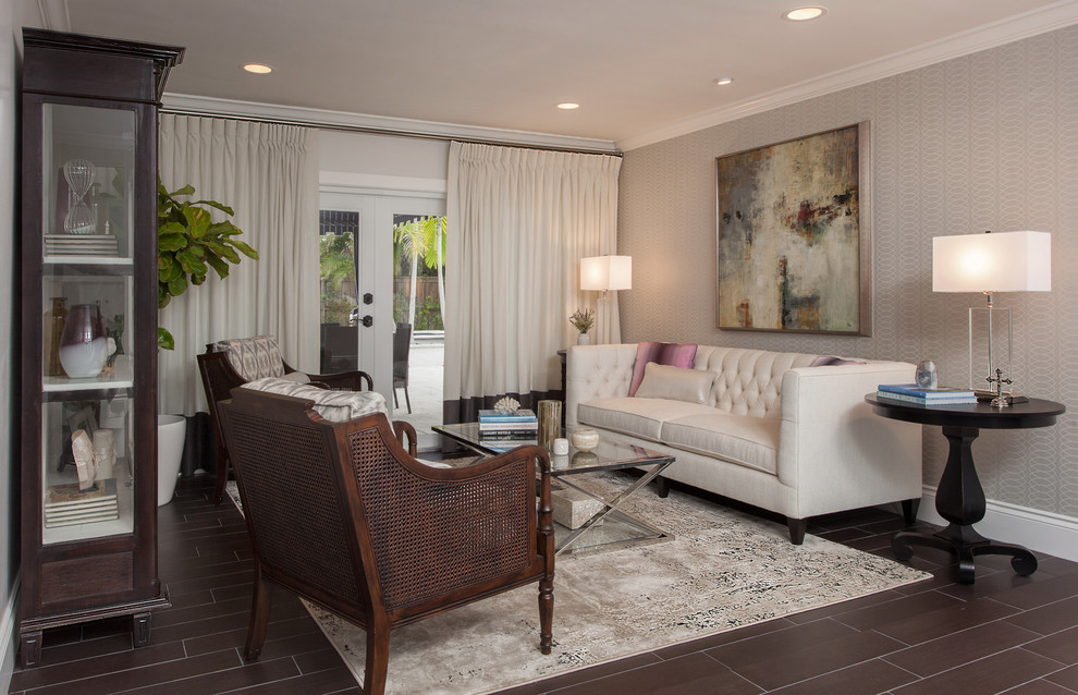 На фото: гостиная комната среднего размера в современном стиле с серыми стенами