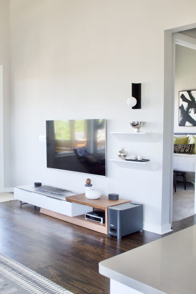 Foto di un grande soggiorno moderno aperto con pareti beige, parquet scuro, nessun camino, TV a parete, pavimento marrone e soffitto a volta