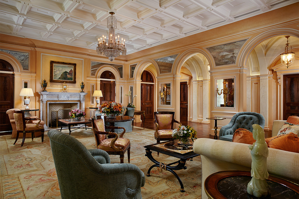 Immagine di un ampio soggiorno mediterraneo chiuso con sala formale, pareti multicolore, parquet scuro, camino classico e pavimento marrone