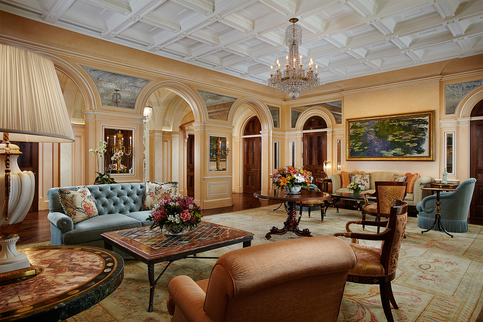 Foto di un soggiorno mediterraneo chiuso con sala formale, pareti multicolore, parquet scuro, camino classico e pavimento marrone