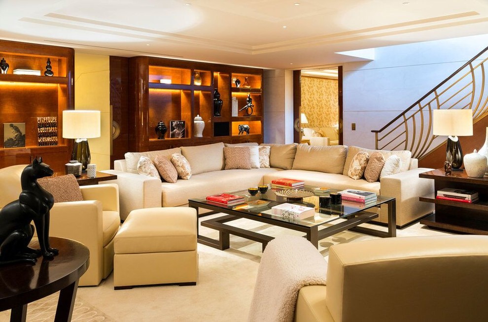Idee per un ampio soggiorno chiuso con pareti bianche, pavimento in legno massello medio, TV nascosta e pavimento bianco