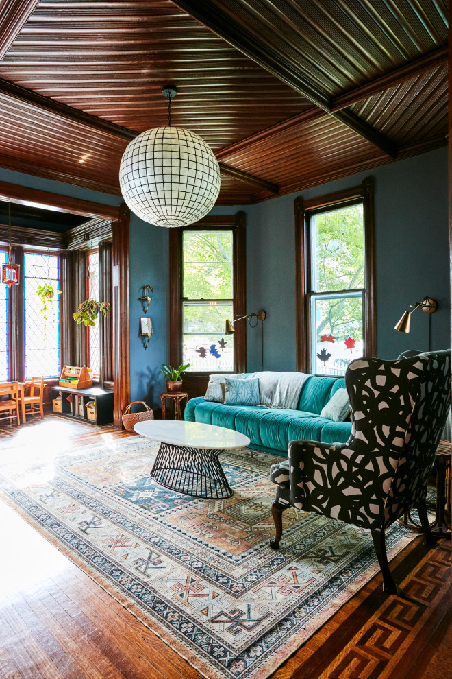 Источник вдохновения для домашнего уюта: гостиная комната в викторианском стиле с синими стенами, темным паркетным полом, коричневым полом и деревянным потолком