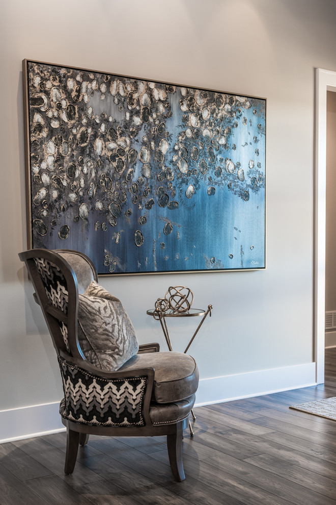 На фото: открытая гостиная комната в стиле неоклассика (современная классика) с серыми стенами, темным паркетным полом, стандартным камином, фасадом камина из плитки и телевизором на стене