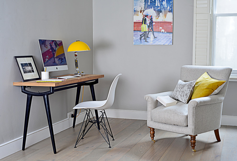 Repräsentatives, Abgetrenntes Klassisches Wohnzimmer mit grauer Wandfarbe und braunem Holzboden in London
