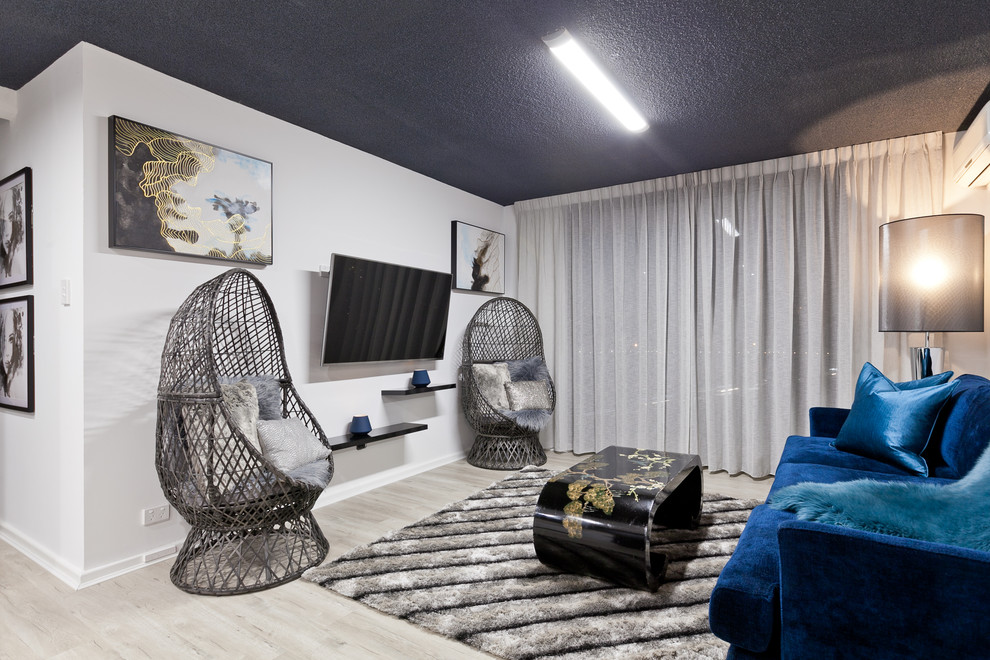 Idee per un soggiorno design aperto con pareti bianche e TV a parete