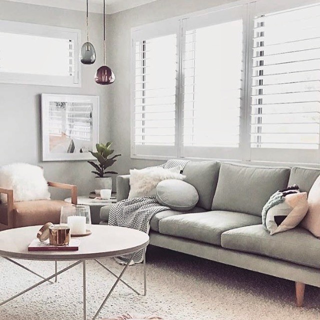 Idee per un soggiorno contemporaneo di medie dimensioni con pareti grigie, pavimento con piastrelle in ceramica, TV a parete e pavimento grigio