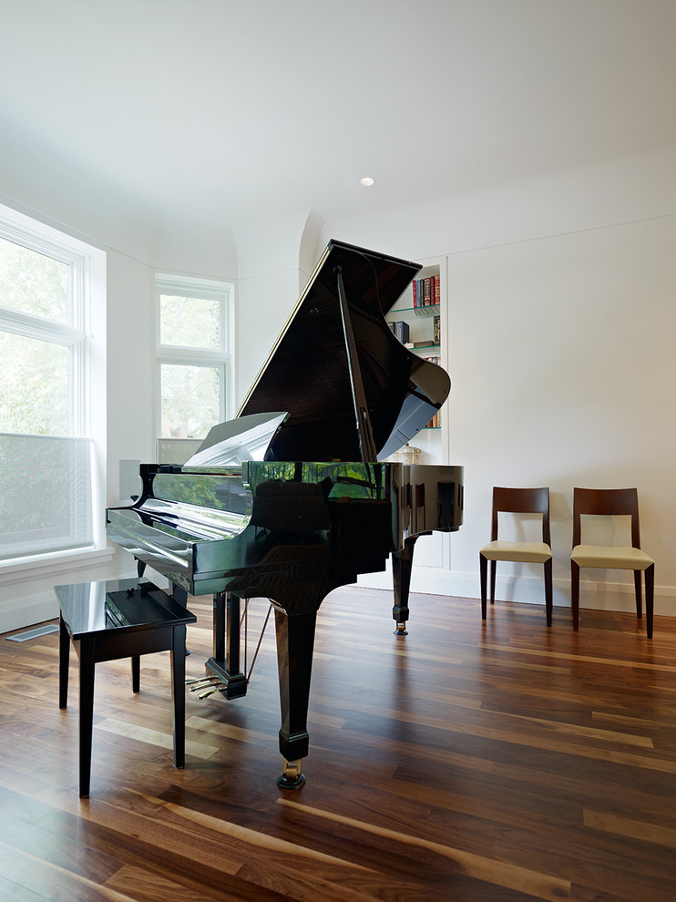 Foto de salón con rincón musical abierto contemporáneo de tamaño medio con paredes blancas y suelo de madera en tonos medios