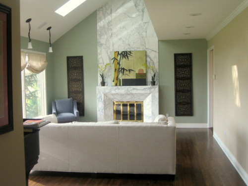 Пример оригинального дизайна: парадная, открытая гостиная комната среднего размера в стиле неоклассика (современная классика) с зелеными стенами, темным паркетным полом, стандартным камином, фасадом камина из камня и коричневым полом