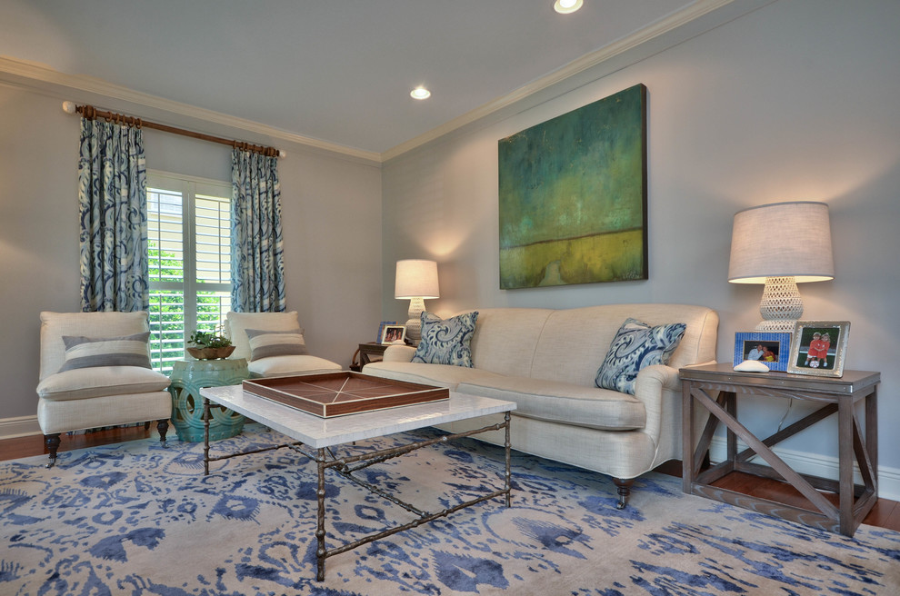 Großes, Repräsentatives, Abgetrenntes Maritimes Wohnzimmer ohne Kamin mit blauer Wandfarbe, braunem Holzboden und TV-Wand in Tampa