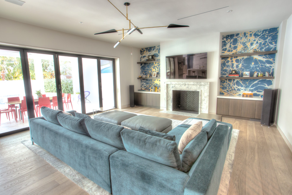 Immagine di un soggiorno classico con pareti bianche, camino classico e TV a parete