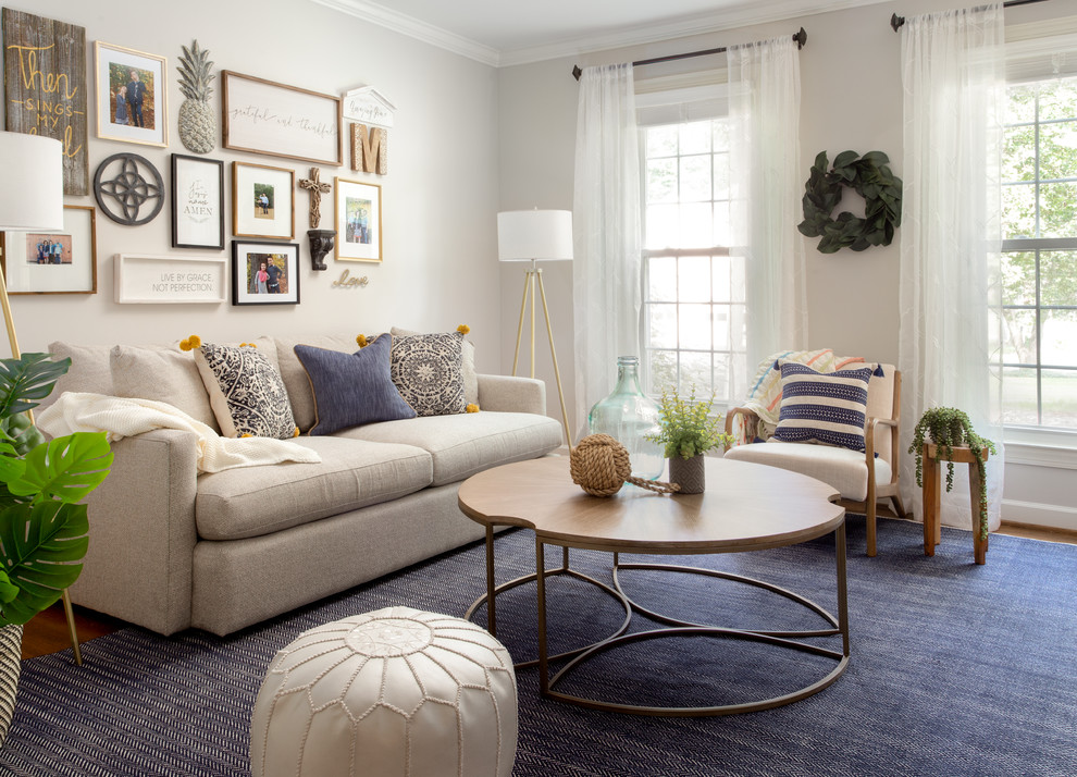 Klassisches Wohnzimmer mit beiger Wandfarbe, braunem Holzboden und braunem Boden in Denver