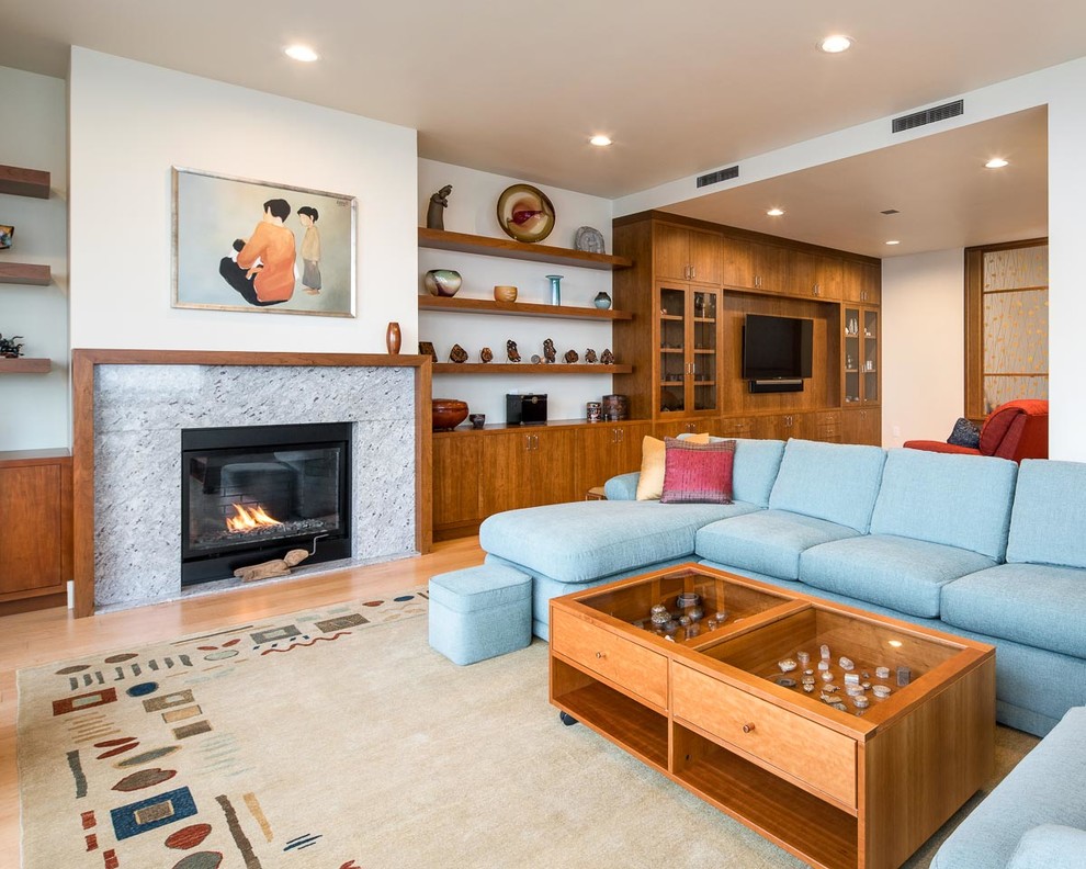 Idee per un grande soggiorno minimalista aperto con TV a parete