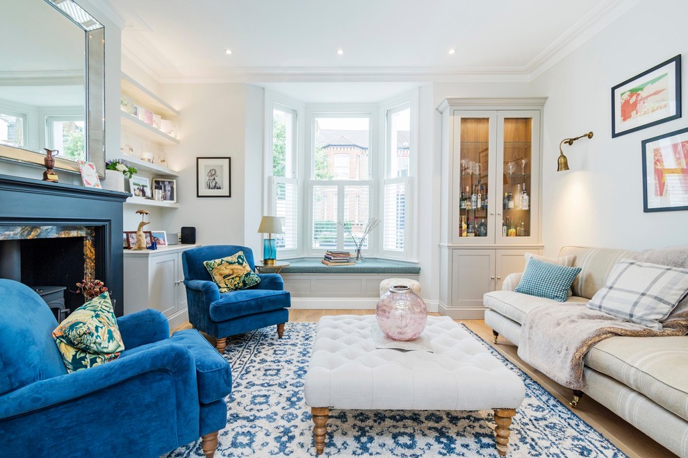 Immagine di un soggiorno minimal di medie dimensioni e chiuso con pareti grigie, parquet chiaro e pavimento beige