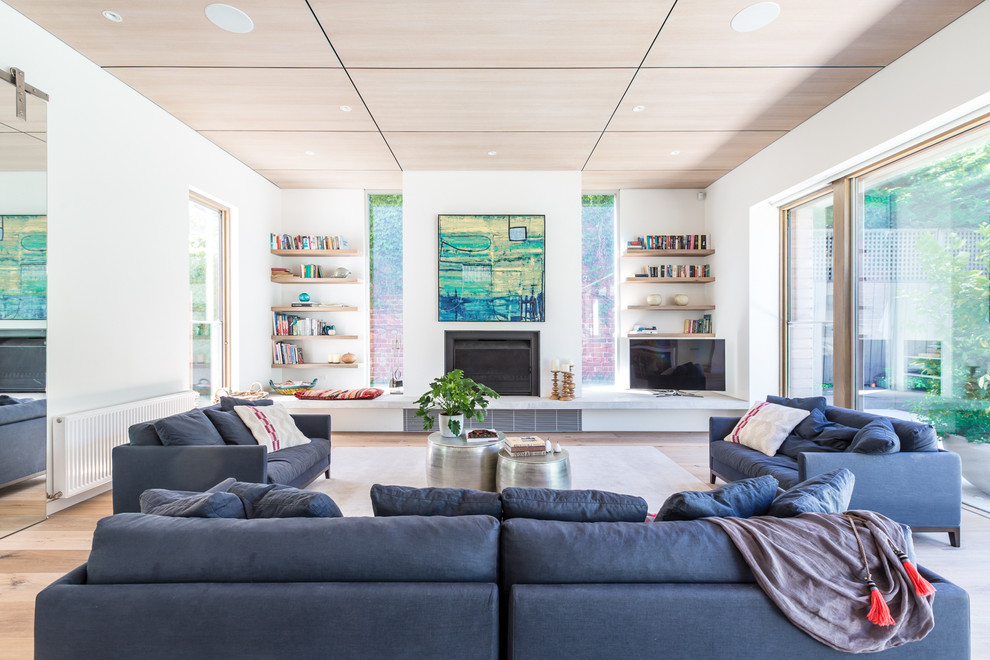 Geräumiges, Offenes, Fernseherloses Modernes Wohnzimmer mit weißer Wandfarbe, hellem Holzboden, Kamin und Kaminumrandung aus Metall in Melbourne
