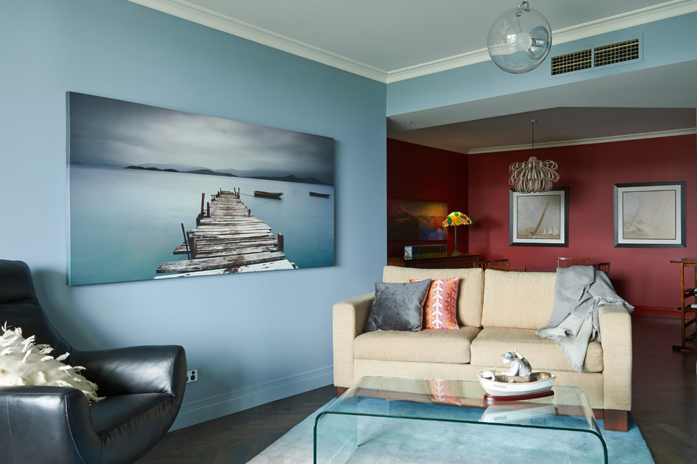 Exemple d'un salon tendance de taille moyenne et ouvert avec une bibliothèque ou un coin lecture, un mur bleu, parquet foncé, un téléviseur fixé au mur et un sol marron.