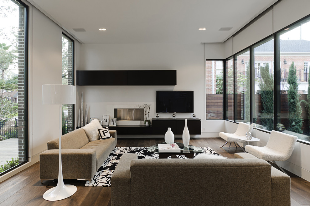 На фото: гостиная комната в стиле модернизм с белыми стенами, горизонтальным камином и телевизором на стене с