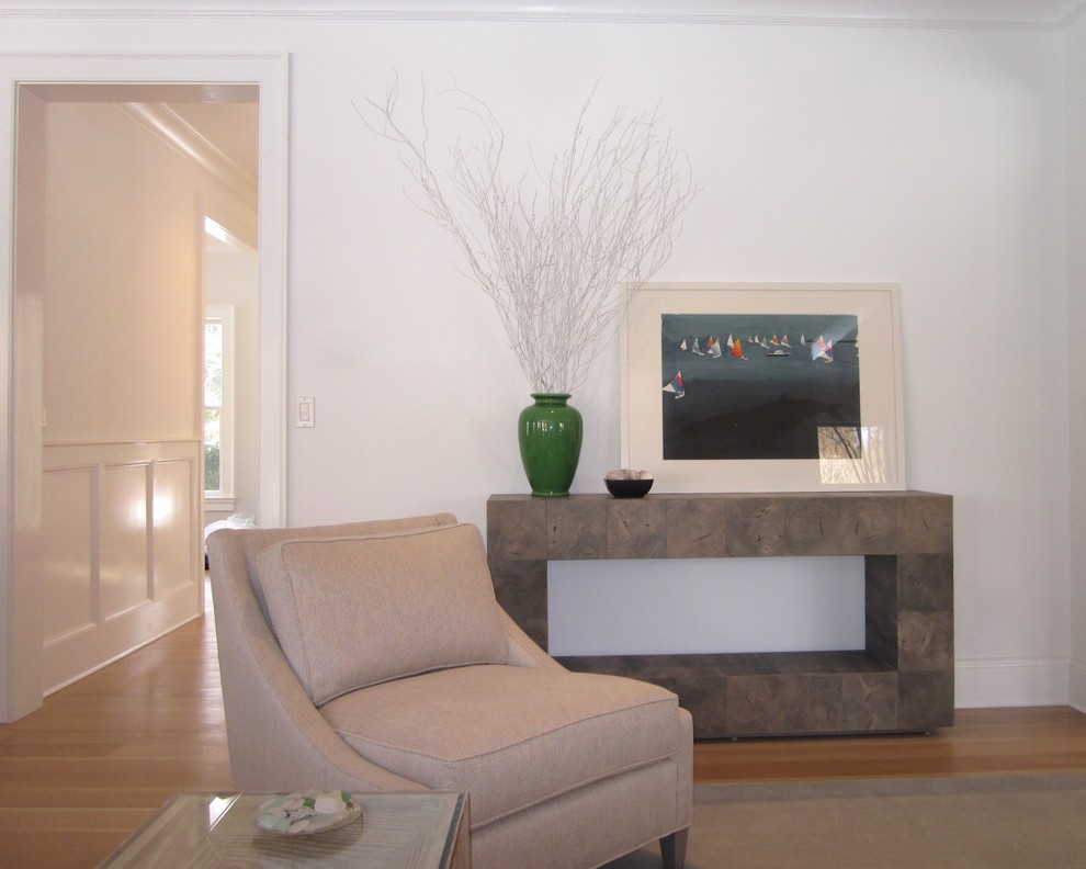 Esempio di un soggiorno design di medie dimensioni e aperto con sala formale, pareti beige e parquet chiaro