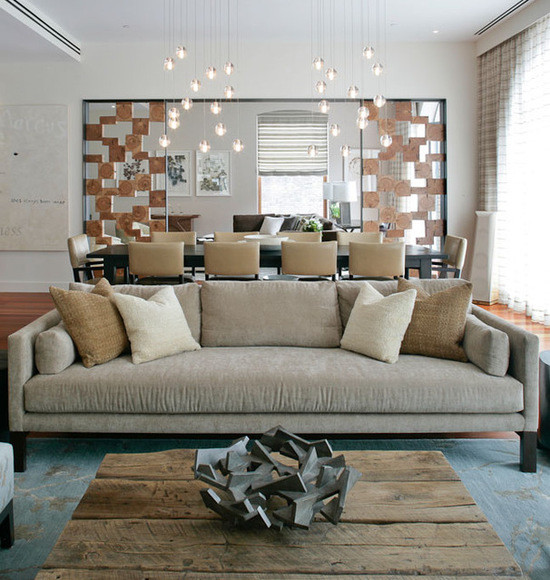 Пример оригинального дизайна: парадная, двухуровневая гостиная комната среднего размера в стиле модернизм с разноцветными стенами, ковровым покрытием, стандартным камином и фасадом камина из бетона без телевизора