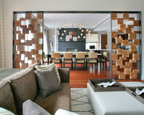 Источник вдохновения для домашнего уюта: парадная, двухуровневая гостиная комната среднего размера в стиле модернизм с разноцветными стенами, ковровым покрытием, стандартным камином и фасадом камина из бетона без телевизора