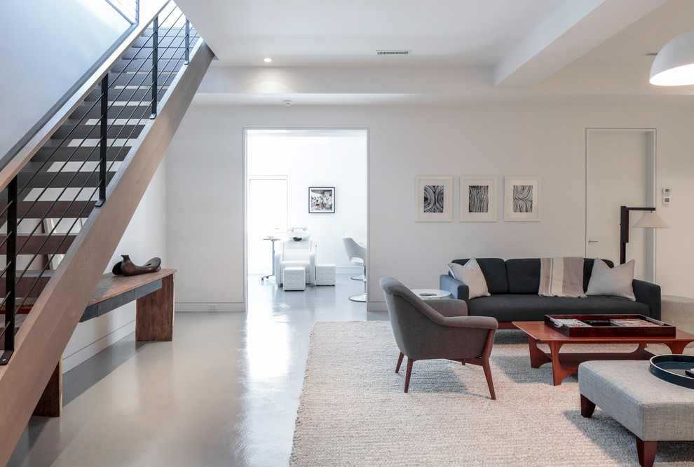 На фото: парадная, двухуровневая гостиная комната среднего размера в современном стиле с бежевыми стенами, ковровым покрытием, телевизором на стене и серым полом без камина с
