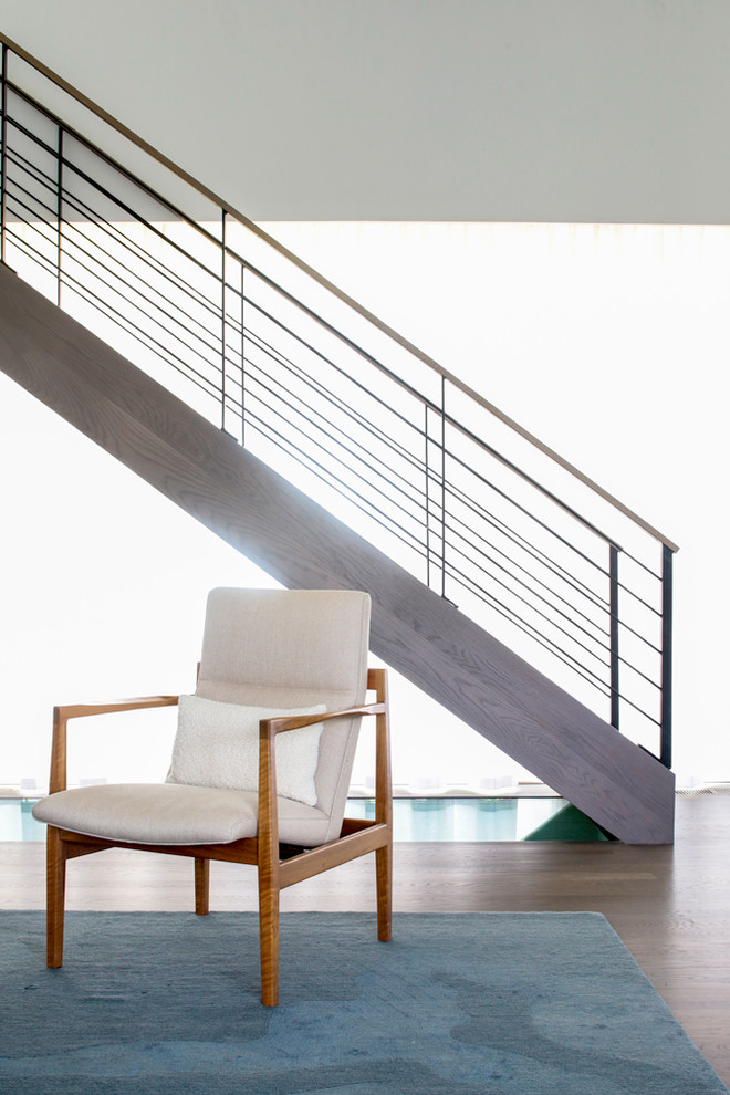 Mittelgroßes, Repräsentatives, Fernseherloses Modernes Wohnzimmer ohne Kamin, im Loft-Stil mit weißer Wandfarbe und braunem Holzboden in New York